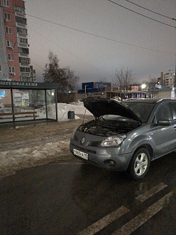 Стою на дороге на остановке берёзовой аллеи. вытащить застрявшую машину Рено колеос.