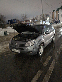 Стою на дороге на остановке берёзовой аллеи. вытащить застрявшую машину Рено колеос.