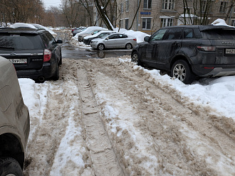 помогите пожалуйста,  застрял в колее перегородил выезд. Дернуть 15 м до почищенного вытащить застрявшую машину Bmw 5