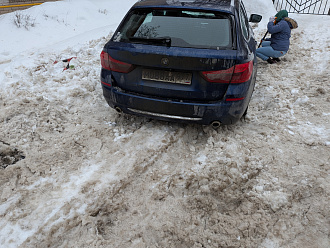 помогите пожалуйста,  застрял в колее перегородил выезд. Дернуть 15 м до почищенного вытащить застрявшую машину Bmw 5
