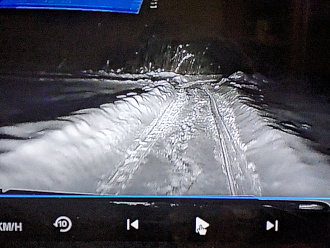 Добрый день. Есть ли у нас в Кашире и окрестностях те, кто может помочь с прокаткой последних 400 метров до дачи, заваленных снегопадом 16-20 февраля? Попытка проехать вчера в одну машину не удалась. Исходные данные — стандартный Патриот, 245/70/16 зима, давление 0,7.  Проехал метров 10-15 и понял, что если сяду вытаскивать меня будет некому. В принципе машина при таком давлении глубоко не проваливается, но трудно понять где шла дорога, а упираясь в старый бруствер уже не едет. Первый участок — был расчищен до февралских снегопадов, но достаточно узко. Второй участок (прямая улица) чистили один раз в начале января, там прокатывал свою колею, а 14-15 февраля удалось ее раскатать и утрамбовать до ширины двух колес. Исходя из пройденных мною метров — машина на стравленных 31-33 скорее всего сможет там проехать и накатать колею, снег сейчас прекрасно уплотняется. Но лучше чтобы была и вторая машина для подстраховки. Развернуться можно будет на перекрестке в конце участка 2 чере поворот направо-назад. Налево не получится — там куча жесткого снега. вытащить застрявшую машину не указано