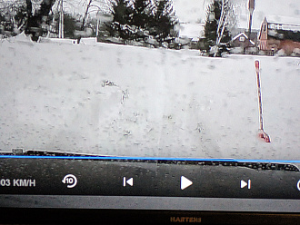 Добрый день. Есть ли у нас в Кашире и окрестностях те, кто может помочь с прокаткой последних 400 метров до дачи, заваленных снегопадом 16-20 февраля? Попытка проехать вчера в одну машину не удалась. Исходные данные — стандартный Патриот, 245/70/16 зима, давление 0,7.  Проехал метров 10-15 и понял, что если сяду вытаскивать меня будет некому. В принципе машина при таком давлении глубоко не проваливается, но трудно понять где шла дорога, а упираясь в старый бруствер уже не едет. Первый участок — был расчищен до февралских снегопадов, но достаточно узко. Второй участок (прямая улица) чистили один раз в начале января, там прокатывал свою колею, а 14-15 февраля удалось ее раскатать и утрамбовать до ширины двух колес. Исходя из пройденных мною метров — машина на стравленных 31-33 скорее всего сможет там проехать и накатать колею, снег сейчас прекрасно уплотняется. Но лучше чтобы была и вторая машина для подстраховки. Развернуться можно будет на перекрестке в конце участка 2 чере поворот направо-назад. Налево не получится — там куча жесткого снега. вытащить застрявшую машину не указано