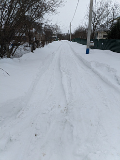 Добрый день. Есть ли у нас в Кашире и окрестностях те, кто может помочь с прокаткой последних 400 метров до дачи, заваленных снегопадом 16-20 февраля? Попытка проехать вчера в одну машину не удалась. Исходные данные — стандартный Патриот, 245/70/16 зима, давление 0,7.  Проехал метров 10-15 и понял, что если сяду вытаскивать меня будет некому. В принципе машина при таком давлении глубоко не проваливается, но трудно понять где шла дорога, а упираясь в старый бруствер уже не едет. Первый участок — был расчищен до февралских снегопадов, но достаточно узко. Второй участок (прямая улица) чистили один раз в начале января, там прокатывал свою колею, а 14-15 февраля удалось ее раскатать и утрамбовать до ширины двух колес. Исходя из пройденных мною метров — машина на стравленных 31-33 скорее всего сможет там проехать и накатать колею, снег сейчас прекрасно уплотняется. Но лучше чтобы была и вторая машина для подстраховки. Развернуться можно будет на перекрестке в конце участка 2 чере поворот направо-назад. Налево не получится — там куча жесткого снега. вытащить застрявшую машину не указано