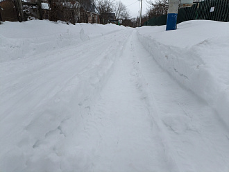 Добрый день. Есть ли у нас в Кашире и окрестностях те, кто может помочь с прокаткой последних 400 метров до дачи, заваленных снегопадом 16-20 февраля? Попытка проехать вчера в одну машину не удалась. Исходные данные — стандартный Патриот, 245/70/16 зима, давление 0,7.  Проехал метров 10-15 и понял, что если сяду вытаскивать меня будет некому. В принципе машина при таком давлении глубоко не проваливается, но трудно понять где шла дорога, а упираясь в старый бруствер уже не едет. Первый участок — был расчищен до февралских снегопадов, но достаточно узко. Второй участок (прямая улица) чистили один раз в начале января, там прокатывал свою колею, а 14-15 февраля удалось ее раскатать и утрамбовать до ширины двух колес. Исходя из пройденных мною метров — машина на стравленных 31-33 скорее всего сможет там проехать и накатать колею, снег сейчас прекрасно уплотняется. Но лучше чтобы была и вторая машина для подстраховки. Развернуться можно будет на перекрестке в конце участка 2 чере поворот направо-назад. Налево не получится — там куча жесткого снега. вытащить застрявшую машину не указано