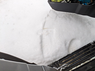 Добрый день. Есть ли у нас в Кашире и окрестностях те, кто может помочь с прокаткой последних 400 метров до дачи, заваленных снегопадом 16-20 февраля? Попытка проехать вчера в одну машину не удалась. Исходные данные — стандартный Патриот, 245/70/16 зима, давление 0,7.  Проехал метров 10-15 и понял, что если сяду вытаскивать меня будет некому. В принципе машина при таком давлении глубоко не проваливается, но трудно понять где шла дорога, а упираясь в старый бруствер уже не едет. Первый участок — был расчищен до февралских снегопадов, но достаточно узко. Второй участок (прямая улица) чистили один раз в начале января, там прокатывал свою колею, а 14-15 февраля удалось ее раскатать и утрамбовать до ширины двух колес. Исходя из пройденных мною метров — машина на стравленных 31-33 скорее всего сможет там проехать и накатать колею, снег сейчас прекрасно уплотняется. Но лучше чтобы была и вторая машина для подстраховки. Развернуться можно будет на перекрестке в конце участка 2 чере поворот направо-назад. Налево не получится — там куча жесткого снега. вытащить застрявшую машину не указано