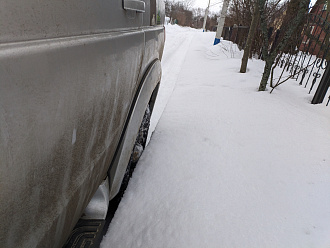 Добрый день. Есть ли у нас в Кашире и окрестностях те, кто может помочь с прокаткой последних 400 метров до дачи, заваленных снегопадом 16-20 февраля? Попытка проехать вчера в одну машину не удалась. Исходные данные — стандартный Патриот, 245/70/16 зима, давление 0,7.  Проехал метров 10-15 и понял, что если сяду вытаскивать меня будет некому. В принципе машина при таком давлении глубоко не проваливается, но трудно понять где шла дорога, а упираясь в старый бруствер уже не едет. Первый участок — был расчищен до февралских снегопадов, но достаточно узко. Второй участок (прямая улица) чистили один раз в начале января, там прокатывал свою колею, а 14-15 февраля удалось ее раскатать и утрамбовать до ширины двух колес. Исходя из пройденных мною метров — машина на стравленных 31-33 скорее всего сможет там проехать и накатать колею, снег сейчас прекрасно уплотняется. Но лучше чтобы была и вторая машина для подстраховки. Развернуться можно будет на перекрестке в конце участка 2 чере поворот направо-назад. Налево не получится — там куча жесткого снега. вытащить застрявшую машину не указано
