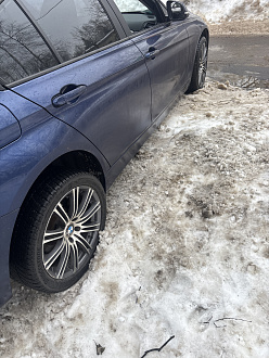 Машина застряла пузом на сугробе во дворе 
Оттащить нужно 5 метров, чтобы сползти с сугроба вытащить застрявшую машину Бмв