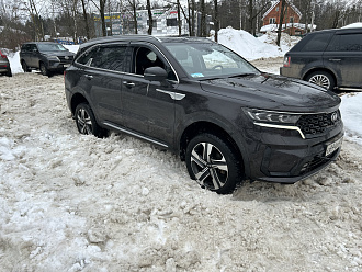 Застрял в сугробе на парковке. Висит на брюхе. Крюк и трос есть вытащить застрявшую машину Kia sorento