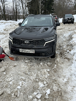 Застрял в сугробе на парковке. Висит на брюхе. Крюк и трос есть вытащить застрявшую машину Kia sorento