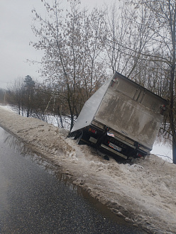 Улетел с дороги в кувет на грузовике машина пустая вес около3,5 т 
Ширина дороги 1 полоса, троссовое ограждение вытащить застрявшую машину Исузу