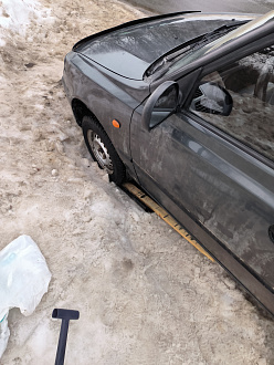 Застрял на обочине, левое колесо в ледяной яме вытащить застрявшую машину Hyundai accent