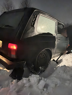Нужно дернуть Ниву, ехать до асфальта не далеко, но своими силами вытолкнуть ее не смогли, блока не работает, колеса вывешены  вытащить застрявшую машину Лада Нива