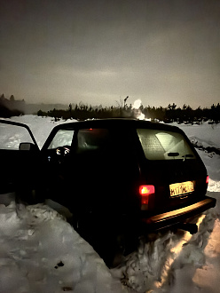 Нужно дернуть Ниву, ехать до асфальта не далеко, но своими силами вытолкнуть ее не смогли, блока не работает, колеса вывешены  вытащить застрявшую машину Лада Нива