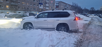 Застрял во дворе дома. вытащить застрявшую машину Лексус 570.
