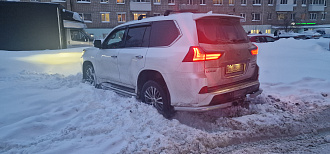 Застрял во дворе дома. вытащить застрявшую машину Лексус 570.