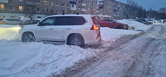 Застрял во дворе дома. вытащить застрявшую машину Лексус 570.