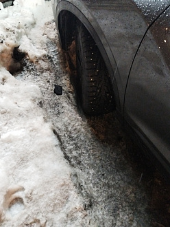 помогите, пожалуйста,  выьащить машину, застряла передними колёсами в колее. Вперёд даигаться не могу назад об лед не получается сдать вытащить застрявшую машину Джили кулонй