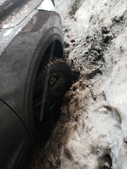 помогите, пожалуйста,  выьащить машину, застряла передними колёсами в колее. Вперёд даигаться не могу назад об лед не получается сдать вытащить застрявшую машину Джили кулонй