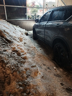 помогите, пожалуйста,  выьащить машину, застряла передними колёсами в колее. Вперёд даигаться не могу назад об лед не получается сдать вытащить застрявшую машину Джили кулонй