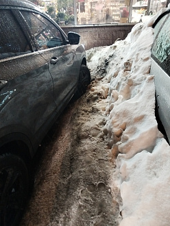 помогите, пожалуйста,  выьащить машину, застряла передними колёсами в колее. Вперёд даигаться не могу назад об лед не получается сдать вытащить застрявшую машину Джили кулонй