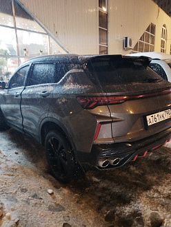 помогите, пожалуйста,  выьащить машину, застряла передними колёсами в колее. Вперёд даигаться не могу назад об лед не получается сдать вытащить застрявшую машину Джили кулонй