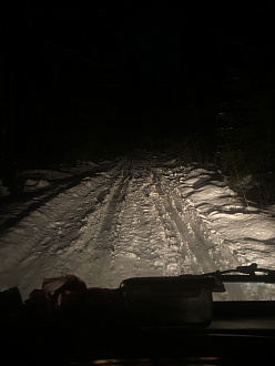 Застрял в лесу по дороге с работы, снег мокрый , колея . До асфальта 900м вытащить застрявшую машину Hyundai hd