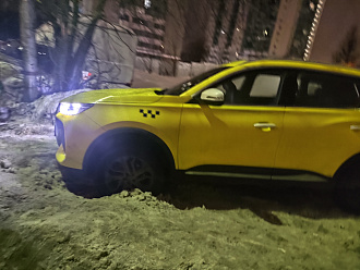 Застрял в снегу колеса весят передние воздухе нужна лебедка вытащить застрявшую машину Танет 7