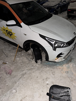 застрял во дворе, не могу выехать, перекрыл двор вытащить застрявшую машину киа рио