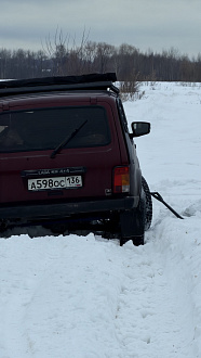Поехали на рыбалку сначала дорога была твердой потом проводилась, машина сидит на пузе, до нормальной дороги метров 500 вытащить застрявшую машину Нива 
