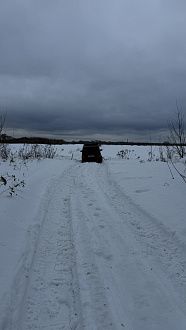 Поехали на рыбалку сначала дорога была твердой потом проводилась, машина сидит на пузе, до нормальной дороги метров 500 вытащить застрявшую машину Нива 