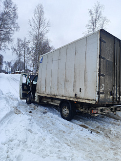 Застрял на просёлочной дороге. Вминаю снег. Выехать не могу. Нужно помочь вытащить. вытащить застрявшую машину Пежо боксер