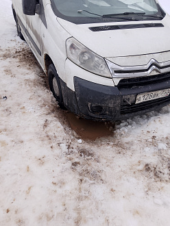 помогите, застряли в рыхлом снегу до нормальной дороги 50-100метров . Троса тоже нет  вытащить застрявшую машину Ситроен Джамп 