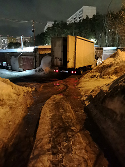 Не может подняться в горку по льду. Нужна лебедь. Угол повтора маленький.  вытащить застрявшую машину Газель