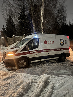 Застрял автомобиль скорой помощи  вытащить застрявшую машину Ford transit