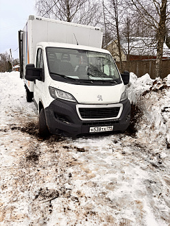помогите пожалуйста,   вытащить застрявшую машину Пежо