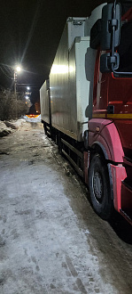 В населённом пункте. вытащить застрявшую машину Кама.