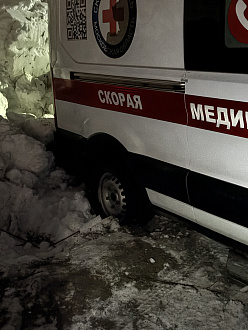 помогите пожалуйста,  машина застряла в кювете( в машине пациент) вытащить застрявшую машину Форд