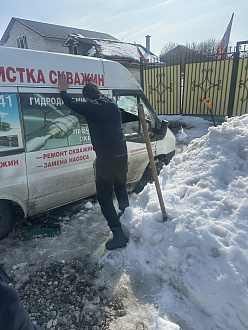 помогите,  вытащить застрявшую машину Форд транзит короткая база