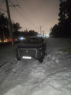 Застрял на дороге, мокрый снег, стащили с колеи, подкапывать не помогло, лопаты нет, есть трос, заезжать думаю лучше задом вытащить застрявшую машину Чанган Хантер плюс