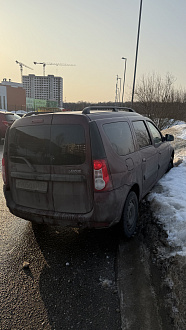 На скользкой дороге, во избежания столкновения, вырулил в сугроб и сел вытащить застрявшую машину Лада ларгус