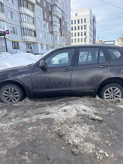 Застряла в снегу 3 метра до асфальта в городе. вытащить застрявшую машину Bmw x 3.