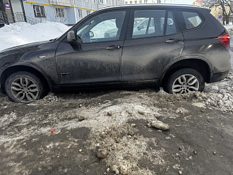 Застряла в снегу 3 метра до асфальта в городе. вытащить застрявшую машину Bmw x 3.