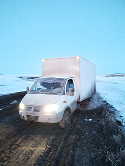 Застрял по грунтовой дороге(грязь)жопу снесло  машина пустая вытащить застрявшую машину Газель
