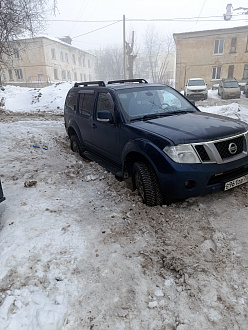 помогите пожалуйста,  припарковался в рыхлый снег, сел на брюхо  немного вытянут вытащить застрявшую машину Ниссан Патфайндер 