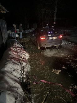 Застряла в грязи 
Нужна машина с Лебедкой 
30 метров до хорошего покрытия вытащить застрявшую машину Лада гранта