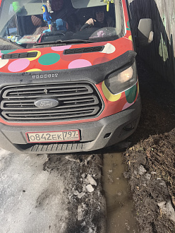 помогите, стащило в грязь, на деревенской дороге, одно колесо на половину утонуло вытащить застрявшую машину Форд транзит