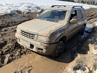 Помогите выдернуть машину, жотащить обратно до асфальта, есть небольшая лопата и динамика, до асфальта примерно 300 метров. Готов возместить затраты материально вытащить застрявшую машину Опель фронтера