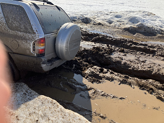 Помогите выдернуть машину, жотащить обратно до асфальта, есть небольшая лопата и динамика, до асфальта примерно 300 метров. Готов возместить затраты материально вытащить застрявшую машину Опель фронтера