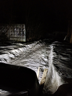 помогите пожалуйста,  застряли в снегу вытащить застрявшую машину Митсубиси лансер