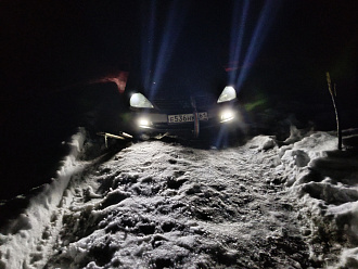 помогите пожалуйста,  застряли в снегу вытащить застрявшую машину Митсубиси лансер
